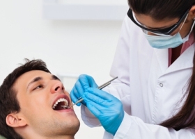 Потемнение эмали зубов у мужчин